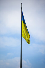 Die Fahne der Ukraine am Mast.