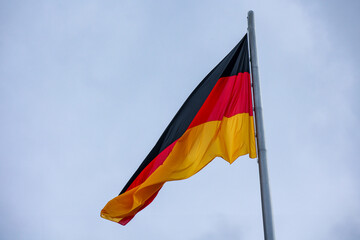 Eine Deutschlandfahne am Mast.