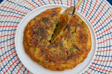 VEGETARIAN FOOD BEING SLICED ON WHITE PLATE WOVEN NATURAL MATT