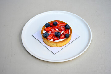 Close-up of homemade mug cakes with protein topping. Tek kisilik, adet yas pasta. Red velvet, Profiterol, meyveli, krokanli, frambuazli,  cikolatali yas pasta. Dogum gunu pastasi. Cilekli, frambuazli.