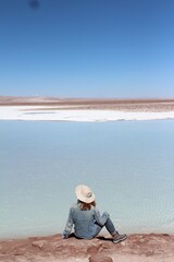 mulher na laguna cejar, deserto do atacama, chile