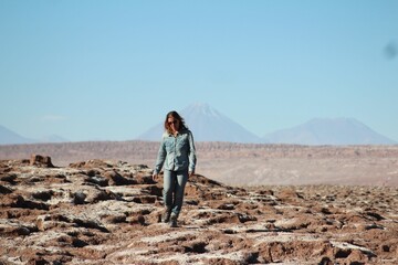 mulher na laguna cejar, deserto do atacama, chile