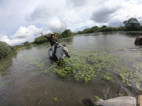 mulher em cavalgada na ilha do maraj&oacute; 