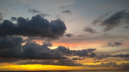 céu alaranjado ao entardecer