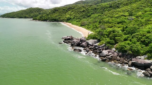 Cardoso Beach, Costeira de Zimbros Trail - Parque Natural Municipal Costeira de Zimbros - Bombinhas, Santa Catarina, Brazil