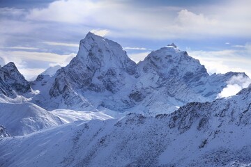 Naklejka premium Amazing winter scenery of Himalaya panorama with Cholatse Mount from route to Renjo La Pass. Sagarmatha National Park, Himalayas, Nepal