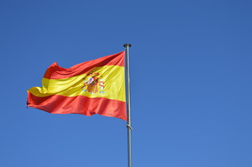 Bandeira da Espanha no céu azul
