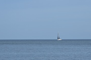 Einsames Segelboot auf dem offenen Meer