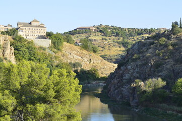 Rio ao redor da cidade de Toledo na Espanha