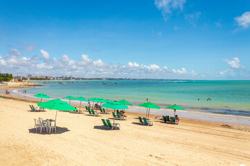 guarda-sol e a   praia da Ponta Verde em Maceió Alagoas Brasil