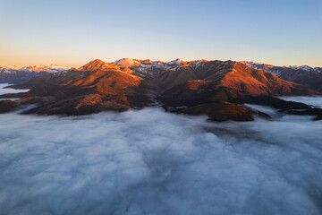 Nubes bajas entre montañas al amanecer