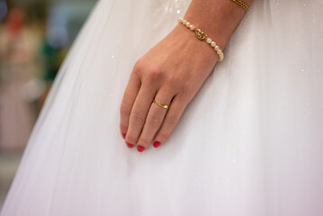 Les alliances des mariés pendant leur mariage