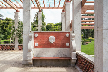 la pergola de la roseraie du parc La Grange