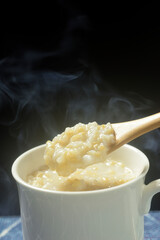 カップに湯気が立ち昇る玄米甘酒