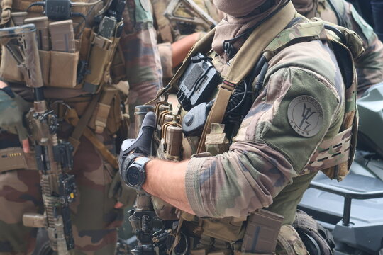 Soldat de l&rsquo;arm&eacute;e de terre fran&ccedil;aise, en treillis militaire, arm&eacute; d&rsquo;un fusil d&rsquo;assaut et portant un &eacute;cusson "Commando" (France)