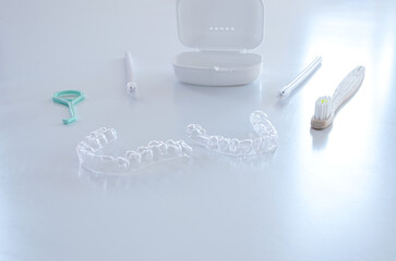Kit de alineadores invisibles con gancho extractor, cepillo dental, chewies masticables y caja...