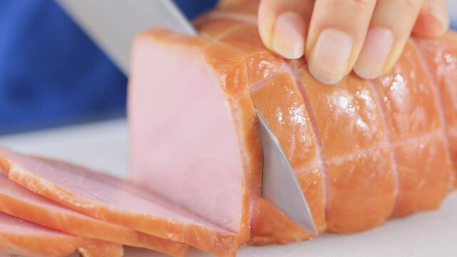 塊ハムをカットする様子