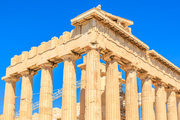 Fototapeta premium The building is a temple with columns and a blue sky in the background, the Acropolis of Athens