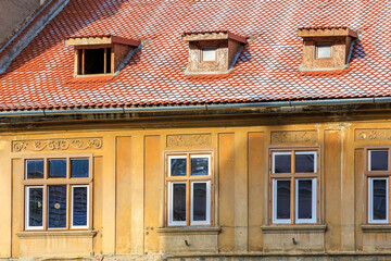 Obraz premium The building has a lot of windows and a red roof