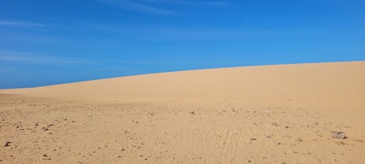Naturaleza: dunas en contraste con el cielo