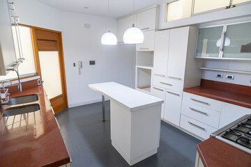 cocina moderna con muebles altos y bajos de melamina, con acabados modernos y mesa de granito