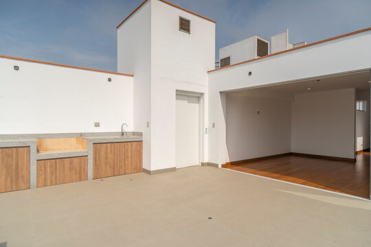 terraza con ascensor y  area de parrillas en duplex