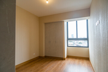 habitacion moderna de departamento, iluminado con ventana a la calle 