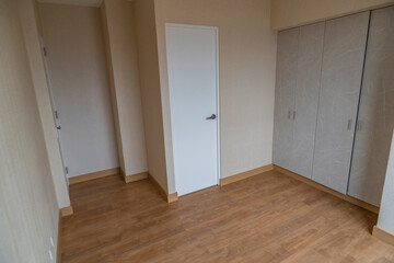 habitacion de departamento flat con closet de melamina color blanco y paredes tapizadas