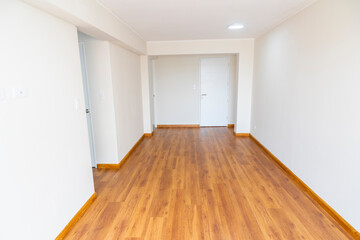 sala de departamento vacio , con acabados de madera 