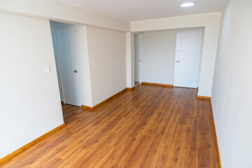 sala de departamento vacio , con acabados de madera 