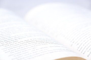 英語のペーパーバックのページを開いて、のんびり読書を楽しんでいるイメージ
