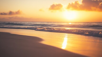 Obraz premium Serene sunset over tranquil ocean waves.