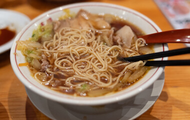 美味しいラーメンを食べる