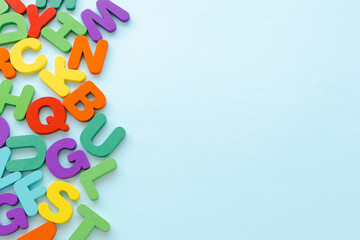 カラフルなアルファベットや英語教育の背景素材　コピースペース