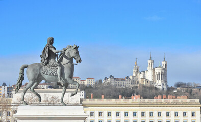 Naklejka premium Lyon, statue de Louis 14 avec la basilique notre dame de Fourvière. France
