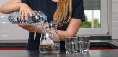 Cold brew, dzbanek z herbatą na zimno © Paweł Kacperek