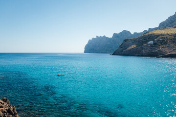 Cala Sant Vicen&ccedil;. Kayak sur la mer m&eacute;diterran&eacute;e. Cano&euml; sur la mer. &icirc;le de Majorque aux bal&eacute;ares. Vacances sportives. D&eacute;tente en couple. Falaises au bord de la mer. Seul au monde