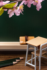 桜と教室で勉強のイメージ