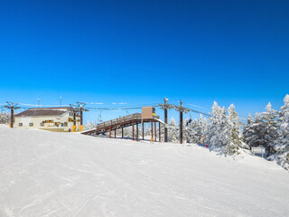 Fototapeta premium Chairlift unloading ramp at the midpoint (Shibutoge, Gunma, Japan)