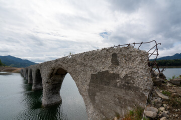 夏の糠平湖、タウシュベツ川橋梁の風景