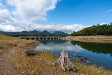 夏の糠平湖、タウシュベツ川橋梁の風景