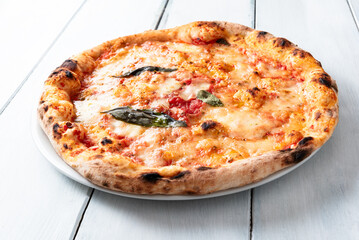 Pizza Margherita, classica pizza napoletana con mozzarella, sugo e basilico, cibo italiano 