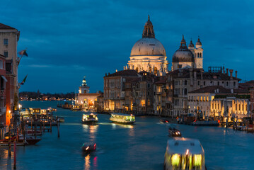 Obraz premium Nighttime View of Grand Canal and Illuminated Santa Maria della Salute in Venice