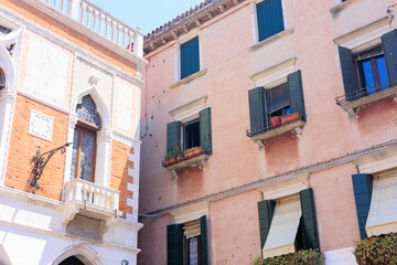 可愛い色のイタリアのアパートメント