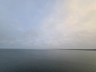 Blick auf die Ostsee, mit atmosphärischem Himmel, in Prerow, Mecklenburg - Vorpommer / Deutschland