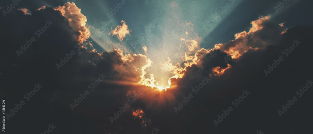 Poster radiant sunbeams breaking through dark clouds at dusk creating a serene atmosphere