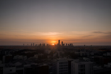 Fototapeta premium Scenic sunset over dark city silhouette