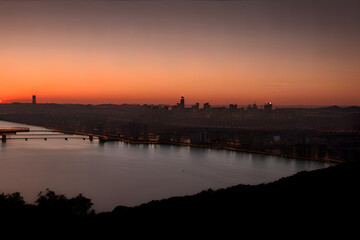 Fototapeta premium Scenic sunset over dark city silhouette