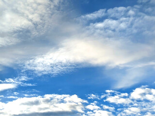 Obraz premium White Fluffy Clouds in a Blue Sky Skyscape