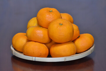 ザルに盛られた冬みかん